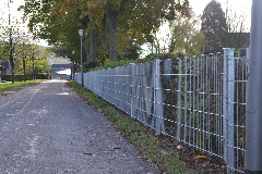 Neuer Zaun als Friedhofsbegrenzung Neuer Zaun als Friedhofsbegrenzung